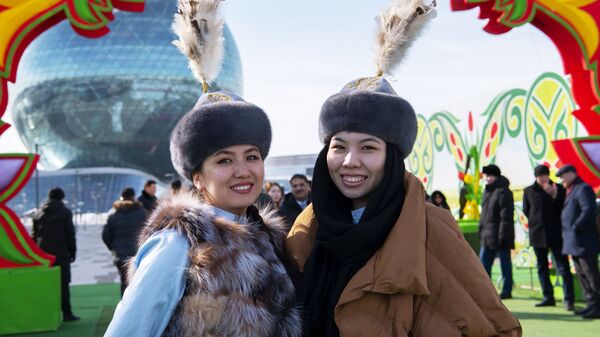 Девушки в национальных головных уборах во время празднования Наурыза на территории Астана Экспо - Sputnik Казахстан