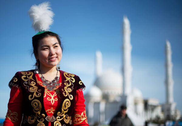 Девушка в национальном костюме во время празднования Навруза на площади Независимости в Астане - Sputnik Казахстан