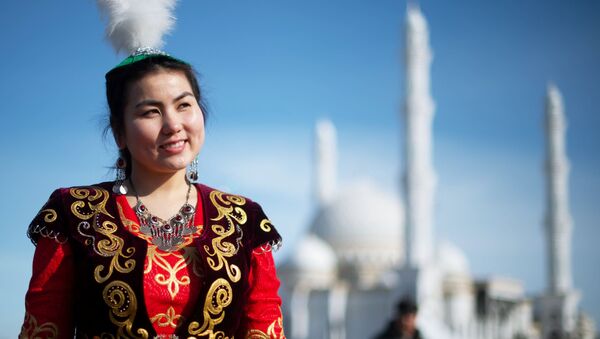 Девушка в национальном костюме во время празднования Навруза на площади Независимости в Астане - Sputnik Казахстан