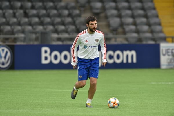 Футболисты сборной России прилетели в Астану, а тренировались в Нур-Султане - Sputnik Казахстан