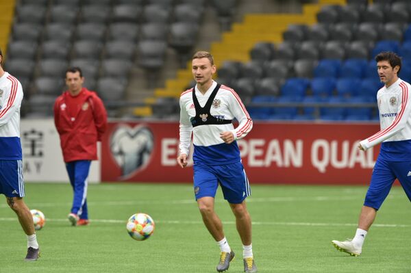 Футболисты сборной России прилетели в Астану, а тренировались в Нур-Султане - Sputnik Казахстан