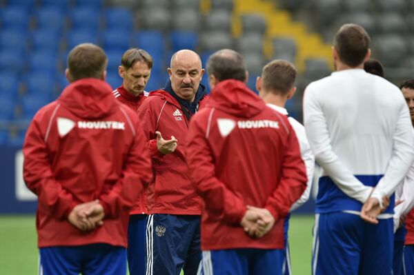 Футболисты сборной России прилетели в Астану, а тренировались в Нур-Султане - Sputnik Казахстан