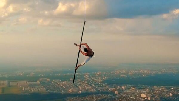 Рole dance на высоте 1 500 метров - невероятный трюк с риском для жизни - Sputnik Казахстан
