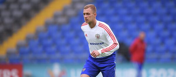 Игрок сборной России по футболу Дмитрий Баринов Игрок сборной России по футболу Дмитрий Баринов - Sputnik Казахстан