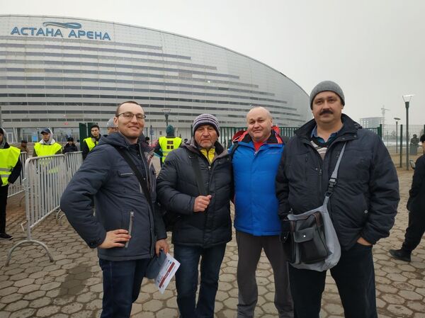 Ждем упорную борьбу: сотни болельщиков из России и Казахстана приехали в Нур-Султан Ждем упорную борьбу: сотни болельщиков из России и Казахстана приехали в Нур-Султан - Sputnik Казахстан