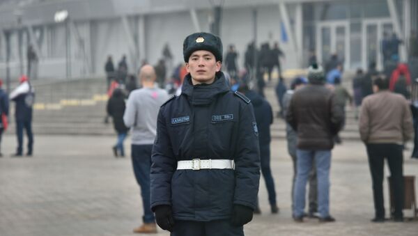 Полицейский у стадиона перед матчем Казахстан-Россия - Sputnik Казахстан