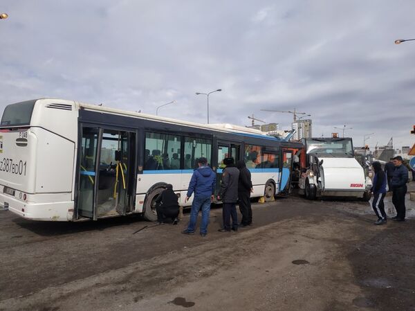 Смертельная авария в Нур-Султане: что известно о состоянии 27 пострадавших Смертельная авария в Нур-Султане: что известно о состоянии 27 пострадавших - Sputnik Казахстан