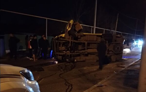 Машина скорой помощи перевернулась в микрорайоне Калкаман - Sputnik Казахстан