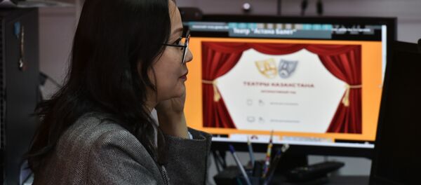 Дизайнер Sputnik Казахстан Айжан Сарсенова на презентации спецпроекта Театры и молодежь с интерактивным гидом по театрам республики - Sputnik Казахстан