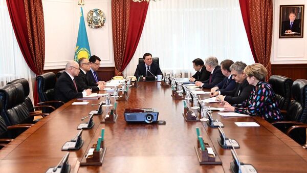 Премьер-министр Аскар Мамин провел встречу с генеральным директором госкорпорации по атомной энергии Росатом Алексеем Лихачевым - Sputnik Казахстан