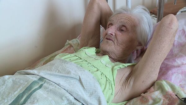 В Казахстане 85-летняя бабушка уже полгода живет в больнице - видео - Sputnik Казахстан