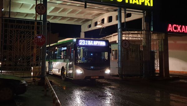 Автобус №23 выходит на маршрут из автопарка - Sputnik Казахстан