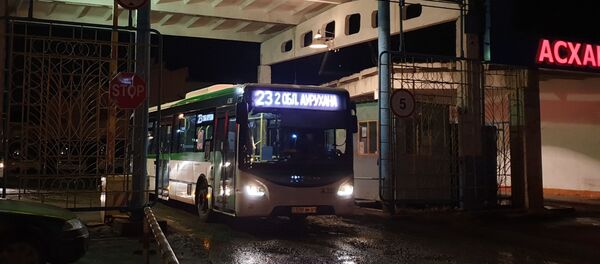 Автобус №23 выходит на маршрут из автопарка - Sputnik Казахстан