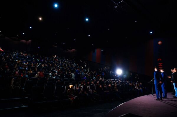 Нур-Султан принесет счастье - аким Алматы сходил в кино в столице - Sputnik Казахстан