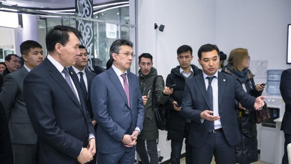 Бахыт Султанов и Алик Шпекбаев посетили цифровой ЦОН на территории ЭКСПО - Sputnik Казахстан