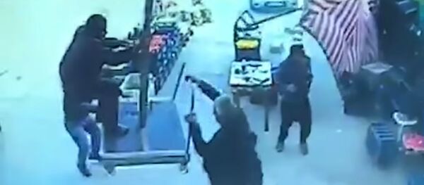 Мужчина улетел на зонтике во время сильного урагана Мужчина улетел на зонтике во время сильного урагана - Sputnik Казахстан