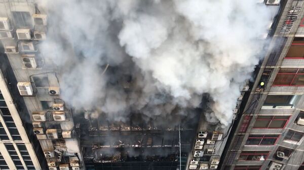 Кадры пожара в небоскребе в Дакке (Бангладеш) 28 марта - видео - Sputnik Казахстан