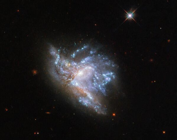 Сталкивающиеся галактики PGC 57039 и PGC 200329  в созвездии Геркулеса - Sputnik Казахстан