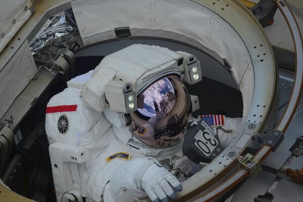Выход в открытый космос космонавтов Энн Макклейн и Ник Хейг - Sputnik Казахстан