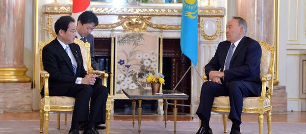 Назарбаев пен Жапонияның сыртқы істер министрі - Sputnik Қазақстан