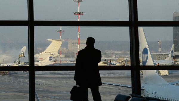 Архивное фото пассажира в терминале аэропорта - Sputnik Казахстан