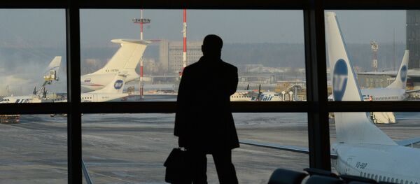 Архивное фото пассажира в терминале аэропорта - Sputnik Казахстан