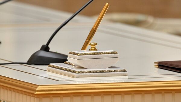 Архивное фото письменных принадлежностей на столе главы государства - Sputnik Казахстан