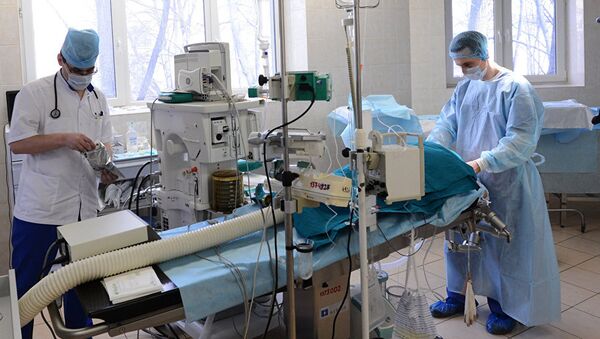 Архивное фото хирургов во время операции - Sputnik Казахстан