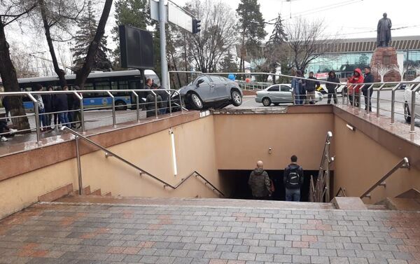 Chevrolet Cruze едва не упал в пешеходных подземный переход - Sputnik Казахстан