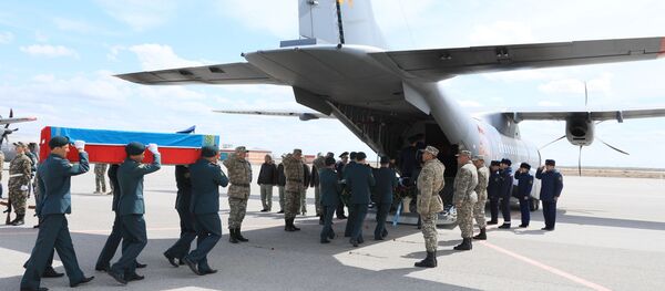 Проводы военных, погибших при крушении Ми-8 Проводы военных, погибших при крушении Ми-8 - Sputnik Казахстан