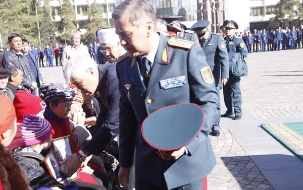 Министр обороны Казахстана Нурлан Ермекбаев выразил соболезнования близким погибших военных - Sputnik Казахстан