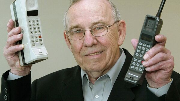 Бывший глава Motorola Design Руди Кролопп с первым мобильным телефоном DynaTAC 8000X и первым мобильным телефоном International 3200, 2003 год - Sputnik Казахстан