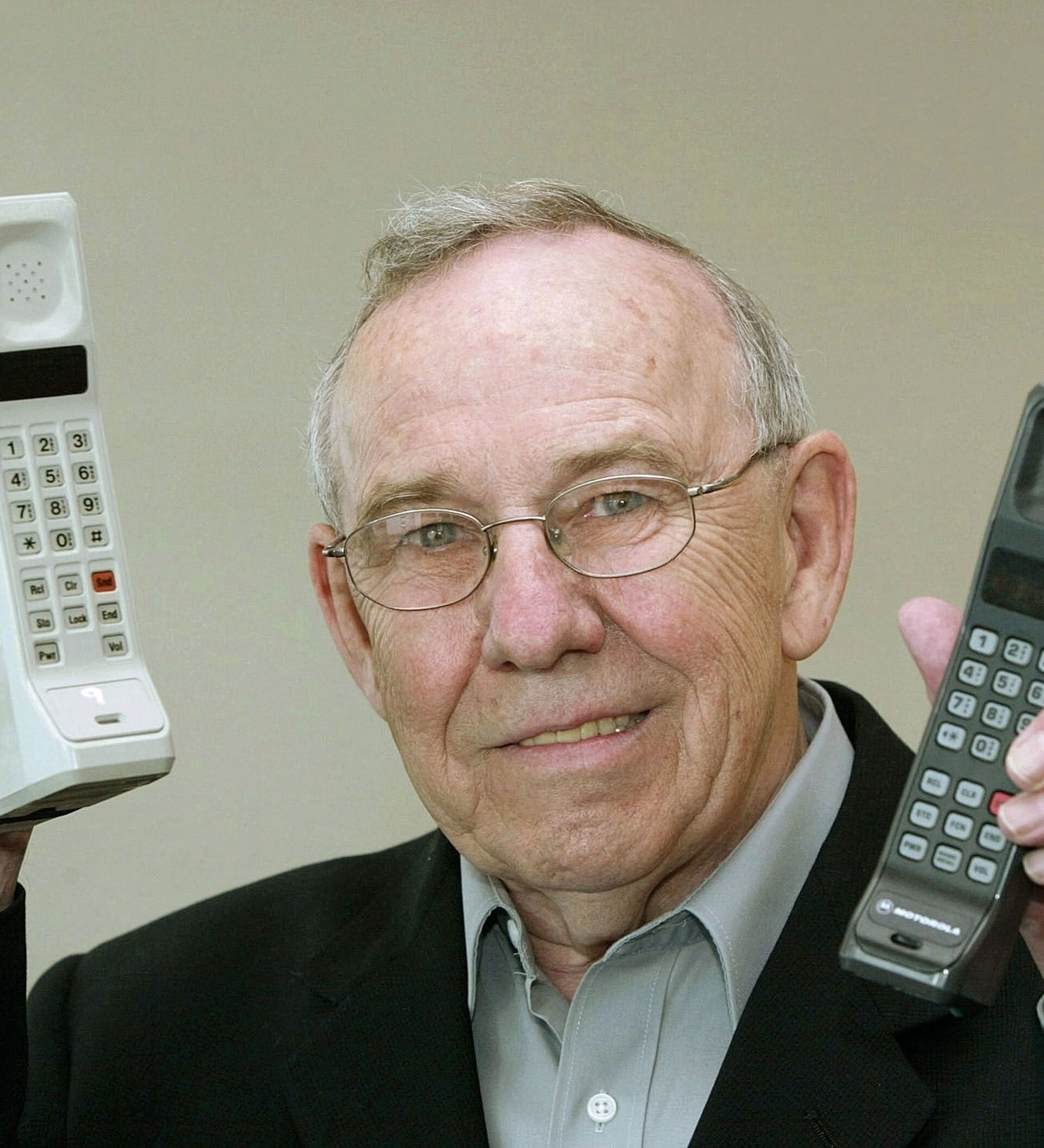 Первый телефон екатеринбург. Motorola DYNATAC 8000x 1983 год. Моторола DYNATAC 8000x. Первый телефон Motorola DYNATAC 8000x. Первый радиотелефон Моторола 1946.