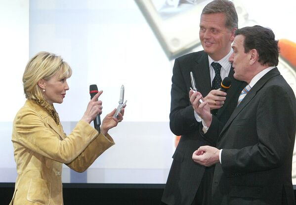 Немецкая журналистка и писательница Дорис Шредер-Кепф фотографирует своего мужа канцлера Герхарда Шредера мобильным телефоном со встроенной камерой, 2003 год. - Sputnik Казахстан