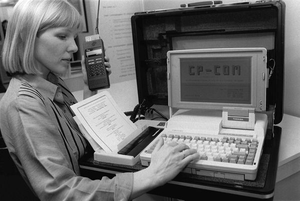 Портативный офис в портфеле с ноутбуком, принтером и мобильным телефоном представлен на выставке технологий CeBit в Ганновере, Германия. 1990 год - Sputnik Казахстан