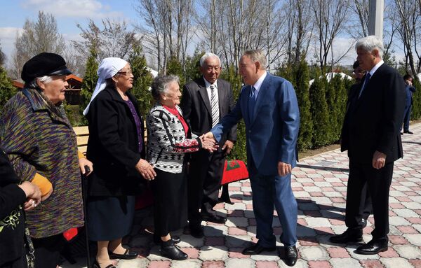 Нұрсұлтан Назарбаев өзінің сыныптастарымен кездесті - Sputnik Қазақстан