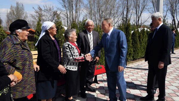 Нурсултан Назарбаев встретился с одноклассниками - Sputnik Казахстан