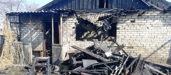 Дом в селе Явленка, где произошел пожар - Sputnik Казахстан