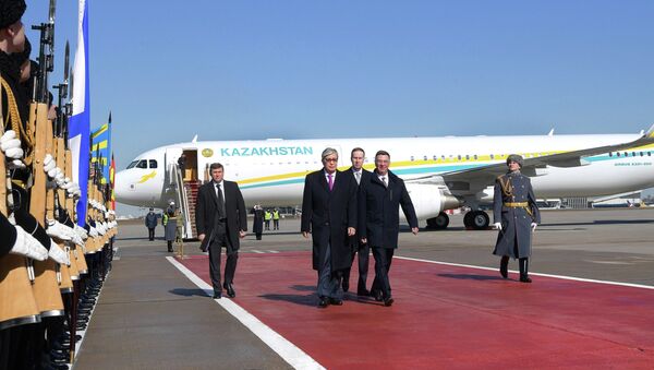 Президент Казахстана Касым-Жомарт Токаев идет по красному асфальту - Sputnik Казахстан