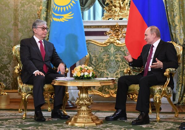 Президент РФ Владимир Путин и президент Казахстана Касым-Жомарт Токаев (слева) во время встречи - Sputnik Казахстан