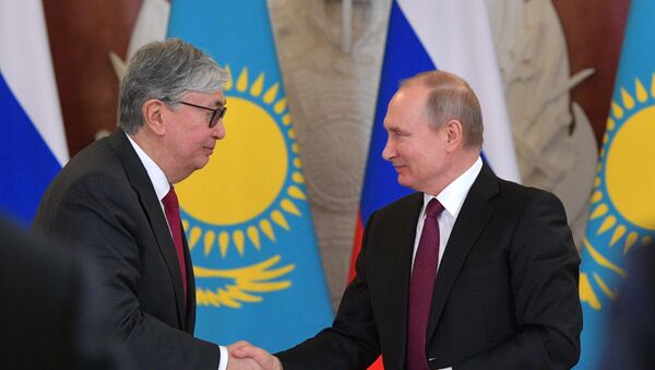 Президент РФ Владимир Путин и президент Казахстана Касым-Жомарт Токаев (слева)  - Sputnik Казахстан