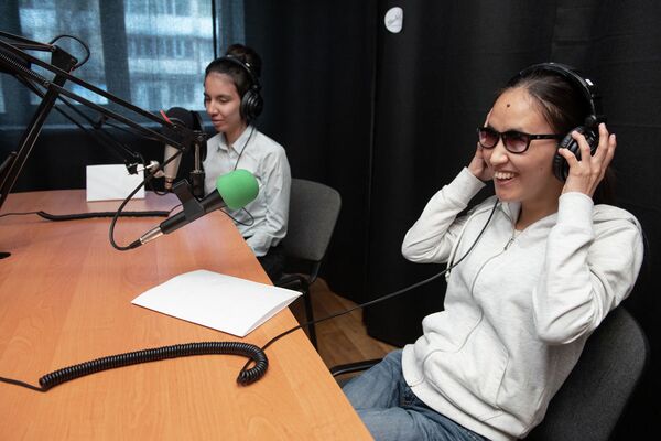 Жизнь на ощупь: как слабовидящие люди осваивают радио в Алматы Жизнь на ощупь: как слабовидящие люди осваивают радио в Алматы - Sputnik Казахстан