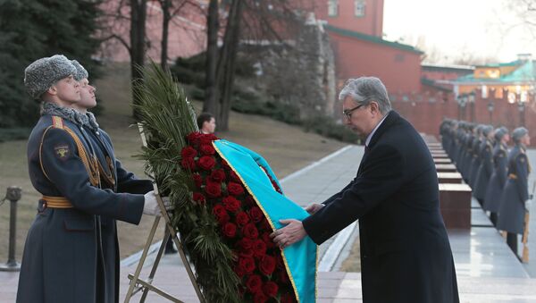 Президент Казахстана Касым-Жомарт Токаев на церемонии возложения венка к Могиле Неизвестного Солдата - Sputnik Казахстан