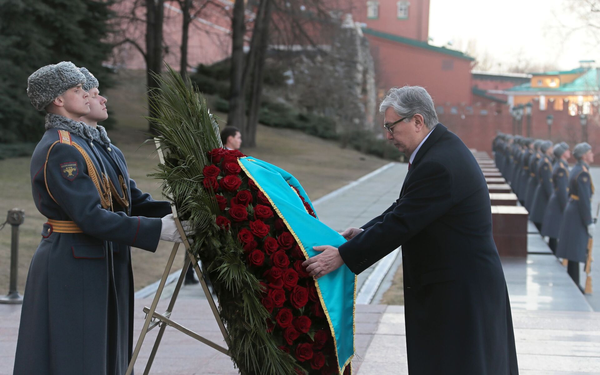 Президент Казахстана Касым-Жомарт Токаев на церемонии возложения венка к Могиле Неизвестного Солдата - Sputnik Казахстан, 1920, 03.12.2025