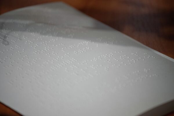 Жизнь на ощупь: как слабовидящие люди осваивают радио в Алматы Жизнь на ощупь: как слабовидящие люди осваивают радио в Алматы - Sputnik Казахстан