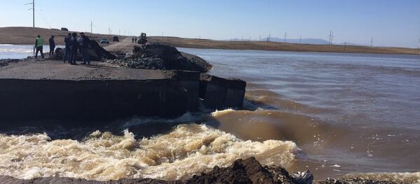 Паводок размыл трассу в Павлодарской области Паводок размыл трассу в Павлодарской области - Sputnik Казахстан