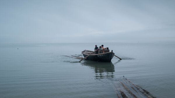 Рыбаки в лодке, архивное фото - Sputnik Казахстан