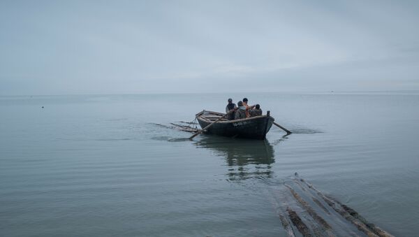 Рыбаки в лодке, архивное фото - Sputnik Казахстан