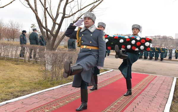 Церемония возложения цветов к обелиску воинов Внутренних войск, погибших при исполнении воинского долга по охране внешних границ СНГ на таджикско-афганском участке в 1995 году - Sputnik Казахстан