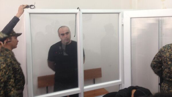 Алматинец Мурат Аскар-Оглы, которого обвиняют в том, что он избил камнем родного сына и оставил умирать, вновь предстал перед судом - Sputnik Казахстан